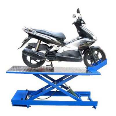Sử dụng bàn nâng xe máy